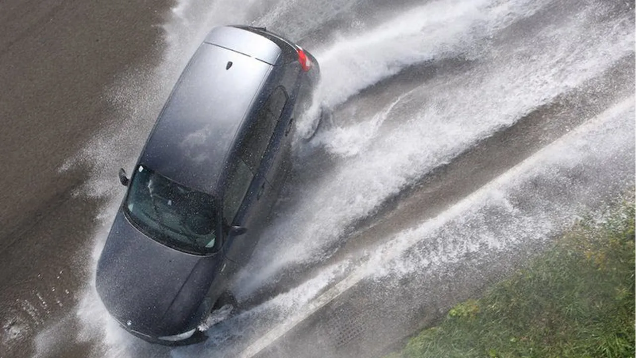 aquaplaning What Is or Hydroplaning example Car Water Informatio How To Avoid It Prevent What To Do Info Information B